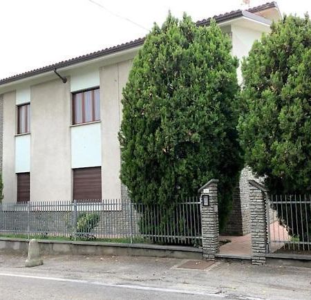 Casa Nebieu In Edificio Indipendente Nel Centro Di Monforte 몬포르테달바 외부 사진