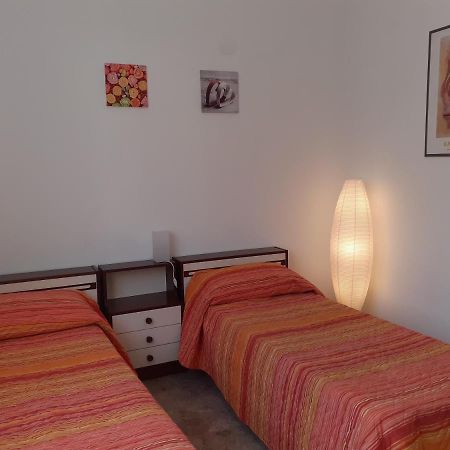 Casa Nebieu In Edificio Indipendente Nel Centro Di Monforte 몬포르테달바 외부 사진