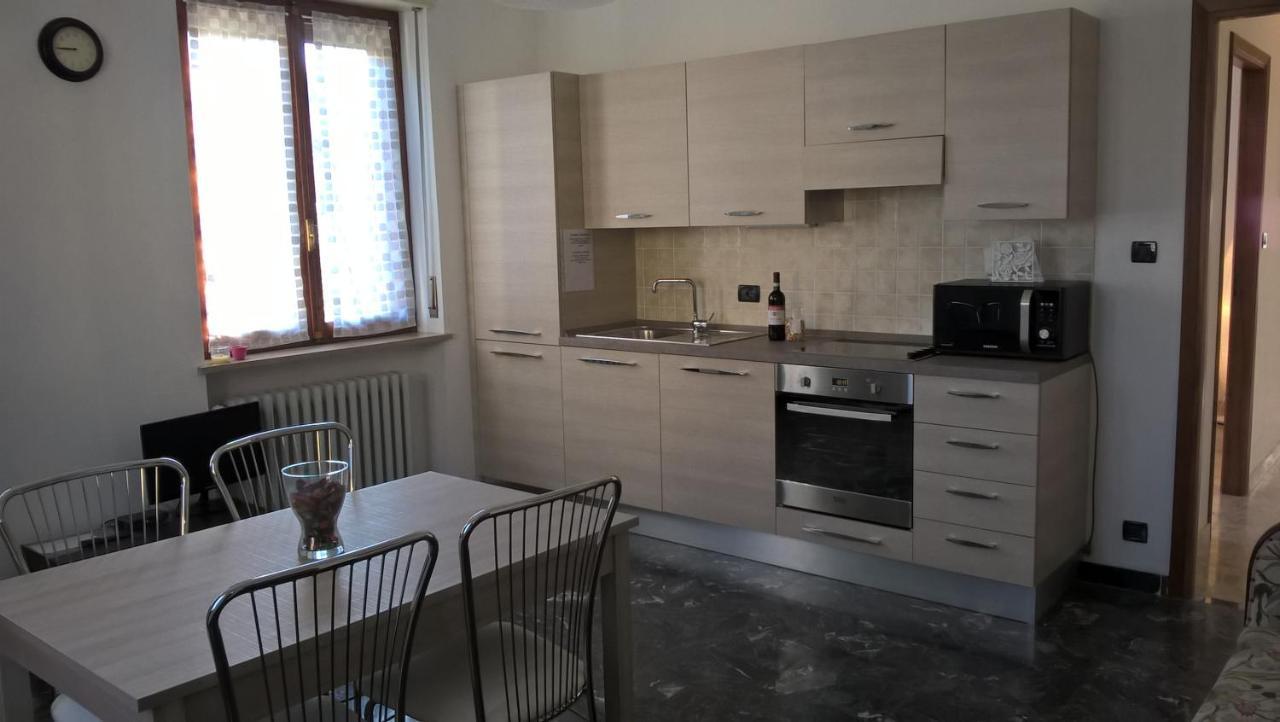 Casa Nebieu In Edificio Indipendente Nel Centro Di Monforte 몬포르테달바 외부 사진