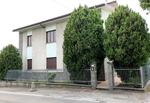 Casa Nebieu In Edificio Indipendente Nel Centro Di Monforte 몬포르테달바 외부 사진