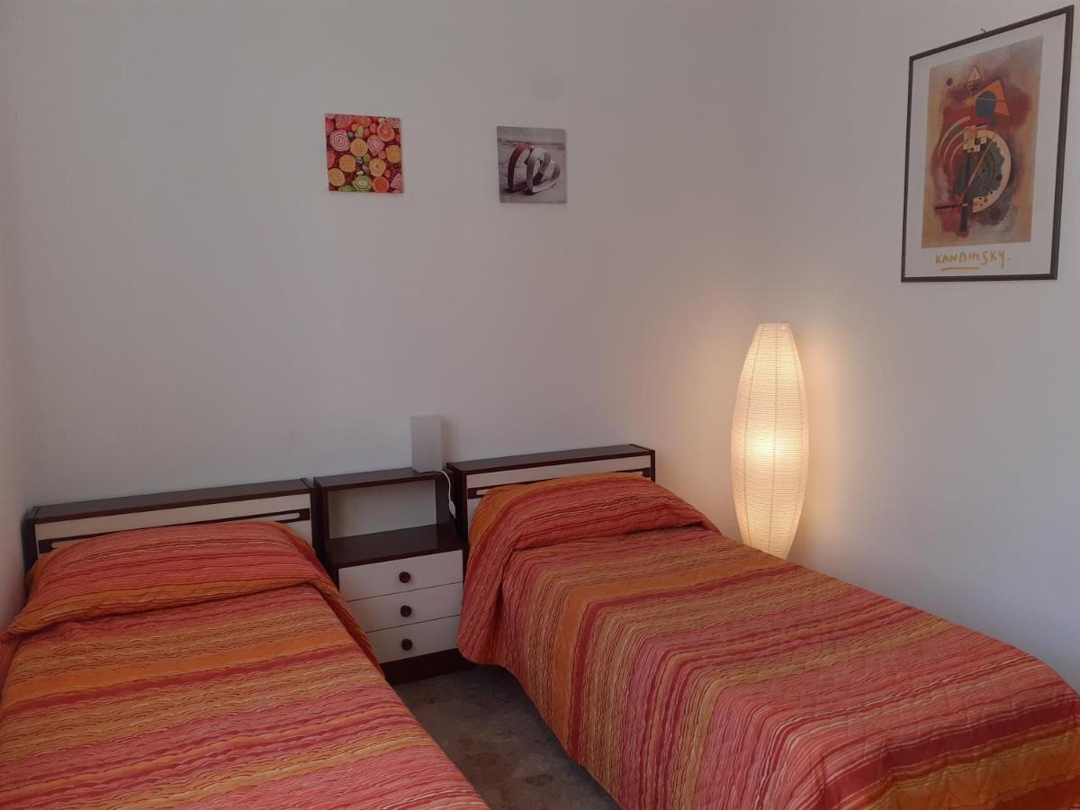 Casa Nebieu In Edificio Indipendente Nel Centro Di Monforte 몬포르테달바 외부 사진